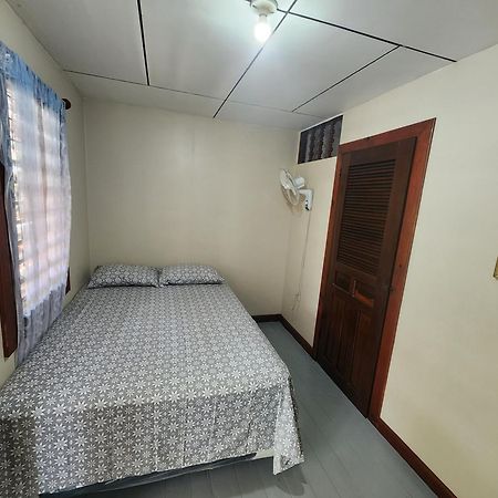 Fenix Hotel & Hostel Utila Extérieur photo