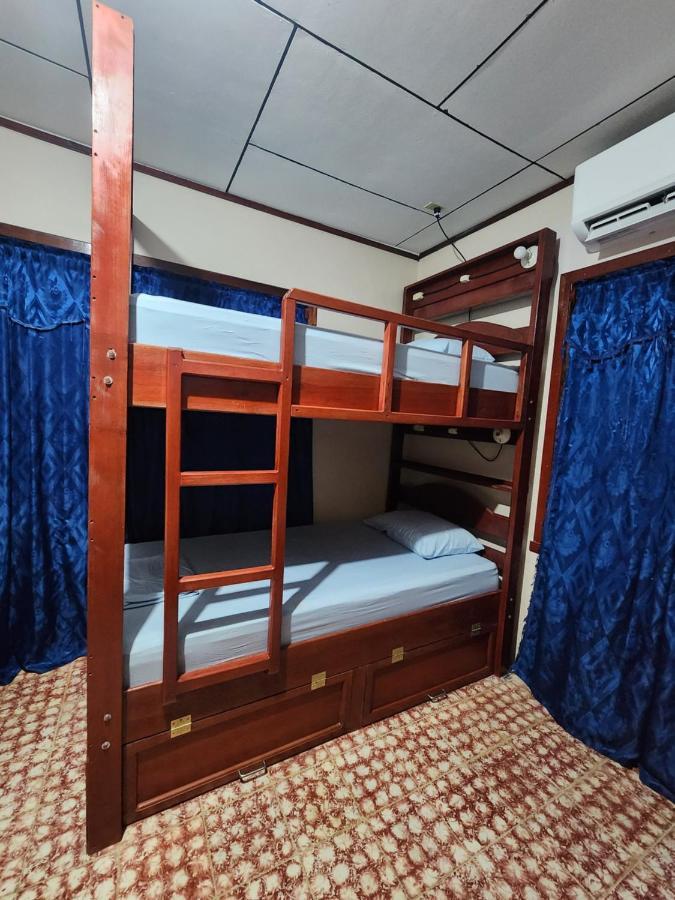 Fenix Hotel & Hostel Utila Extérieur photo