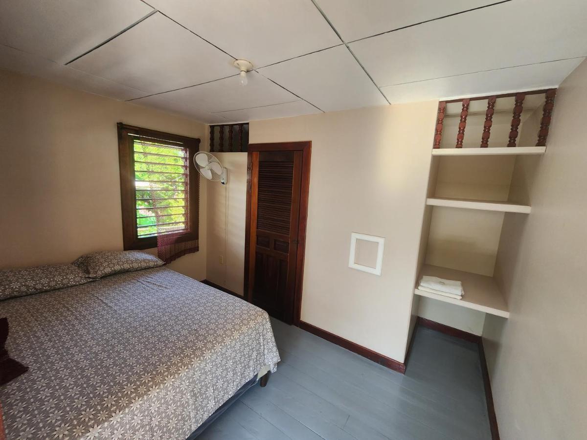 Fenix Hotel & Hostel Utila Extérieur photo