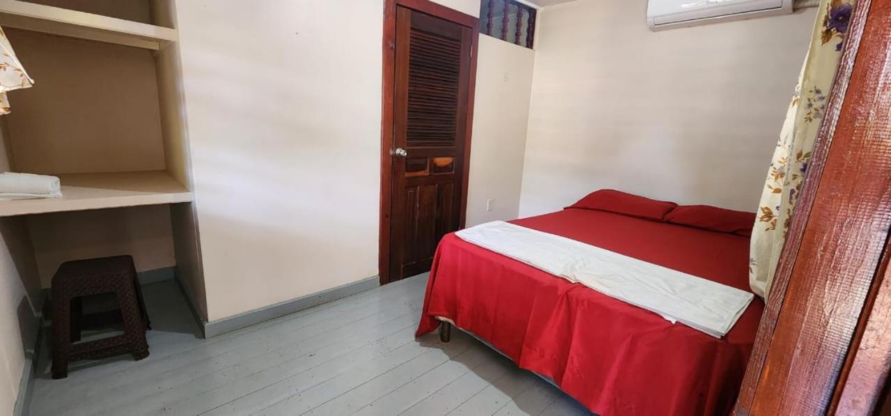 Fenix Hotel & Hostel Utila Extérieur photo